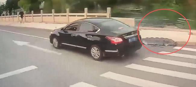 車輛逆行后撞破橋欄墜落？交警回應(yīng) 事故正在處理中