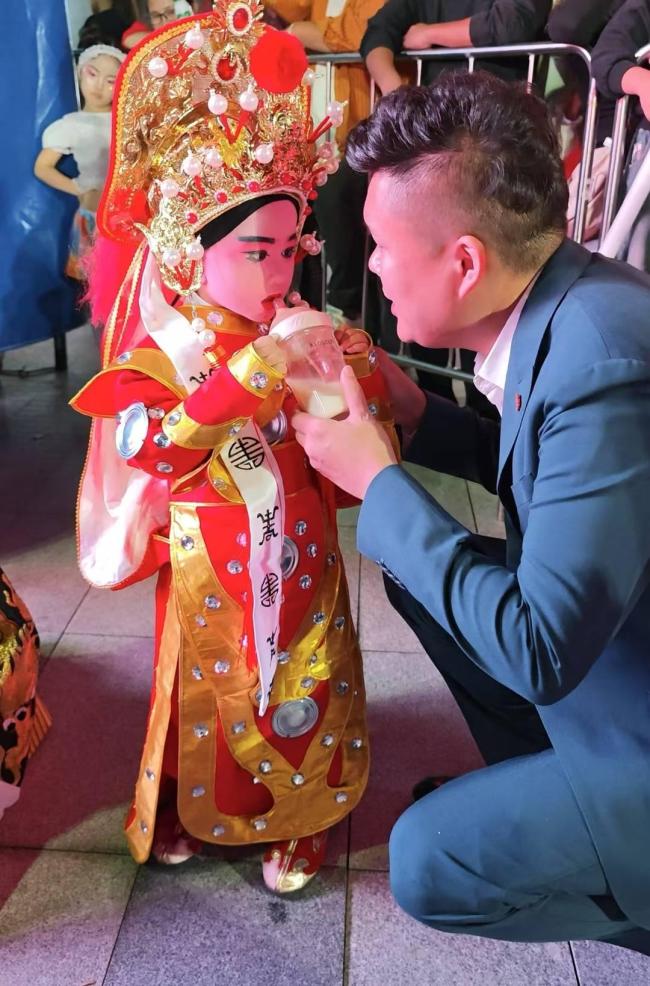 萌娃端奶瓶唱豫剧 奶声奶气走红全国