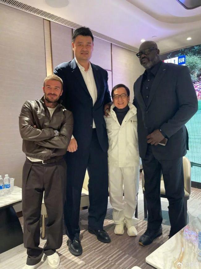 成龙晒出与姚明奥尼尔等人的合影 老友相聚格外开心
