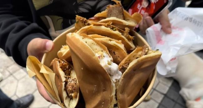 成都蛋烘糕摊主洁癖式出摊 食客跨区打卡热