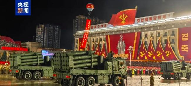 朝鲜阅兵 援俄方队高举朝俄国旗亮相 庆祝劳动党成立80周年