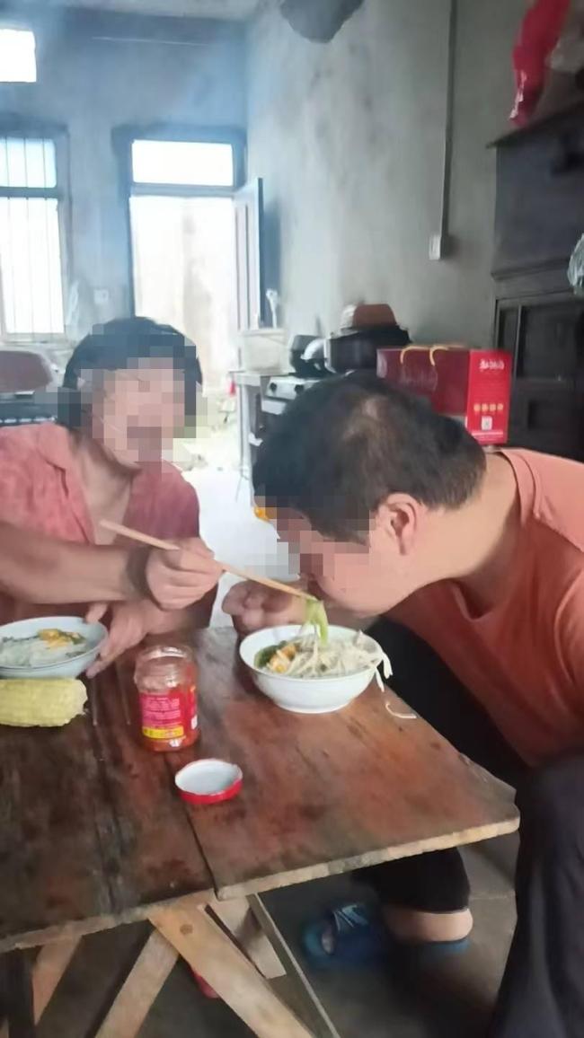 小伙跌砂石坑后智残家属索赔271万 安全防护缺失惹祸