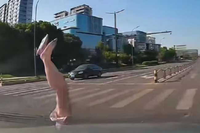 小车右转撞翻直行骑车女子！