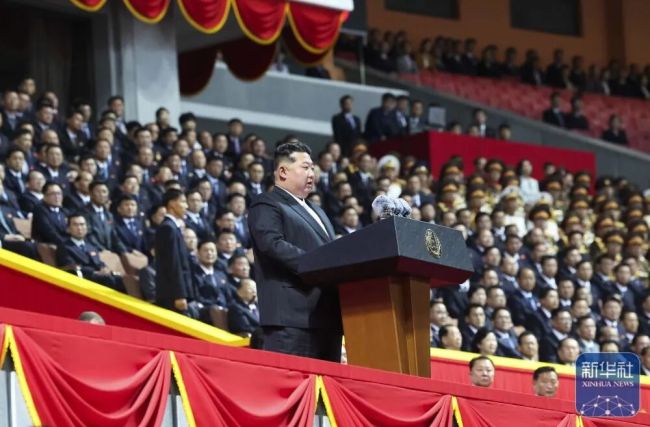 朝鲜举行盛大阅兵式,援俄方队高举朝俄国旗亮相