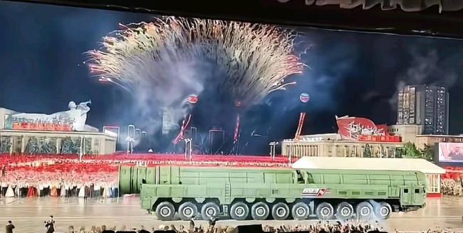 朝鲜深夜阅兵释放什么信号 心理战的极致运用