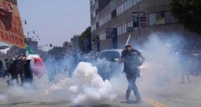 美国芝加哥混乱持续 白宫与州政府硬碰硬