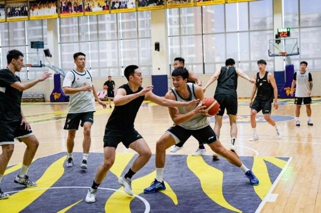 广东全运男篮胜美国肯尼哈奇男篮 赵睿回归首战亮眼