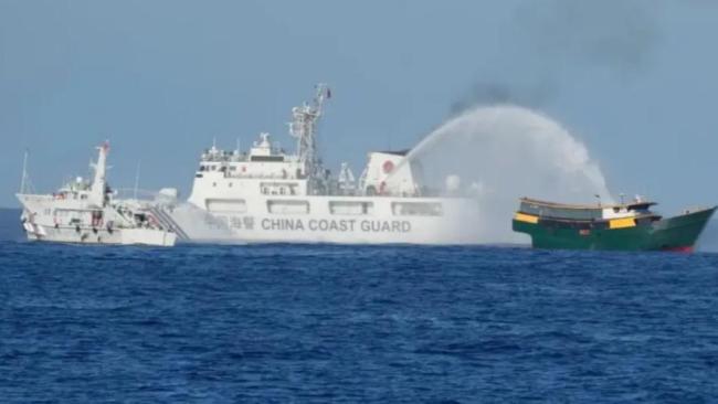 菲律宾在南海动手 中国海警水炮全力输出 局势升温背后的博弈
