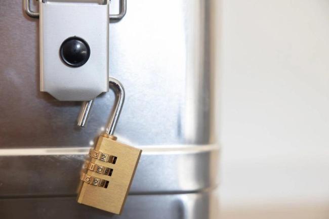 涉密单位人员窃取专用装备数百件网售被判刑