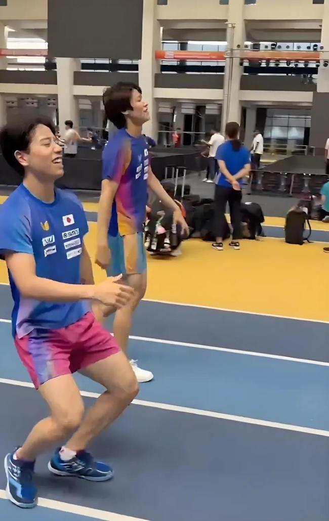 王曼昱差点被鸟屎砸中