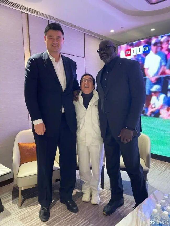 成龙晒合影 凹凸组合引热议