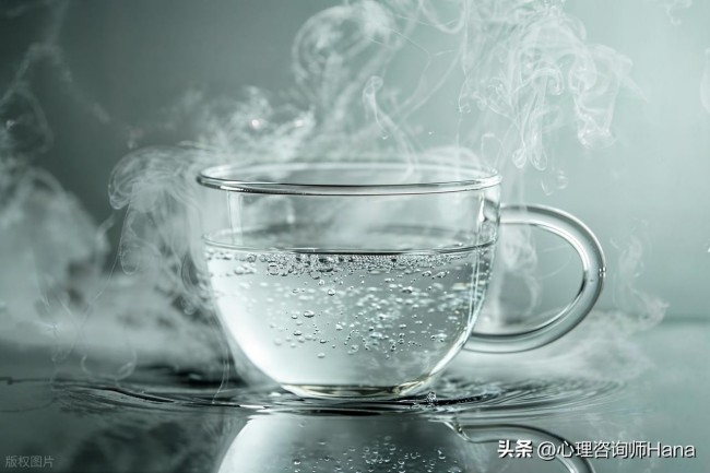 心理学上有个词叫“踢猫效应”——窝里横就能用它解释