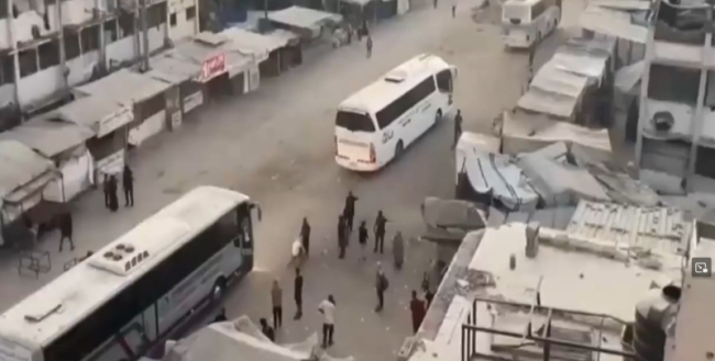 上百名巴囚犯被双手反绑蒙眼押走