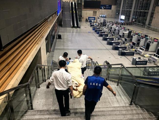 高铁晚开6分钟守护孕妇分娩 铁路员工紧急救援