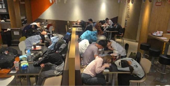 “穷鬼套餐”进香港机场被吐槽 消费观念碰撞