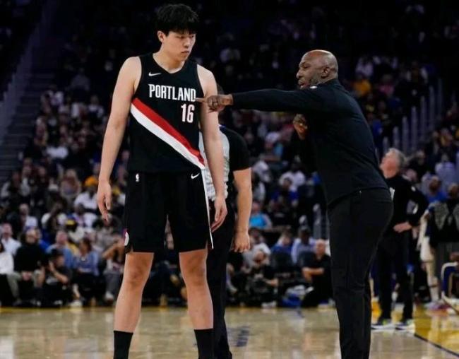 队记：利拉德和阿夫迪亚在更衣室说中文，反映杨瀚森在球队的重要性 中国影响力显现