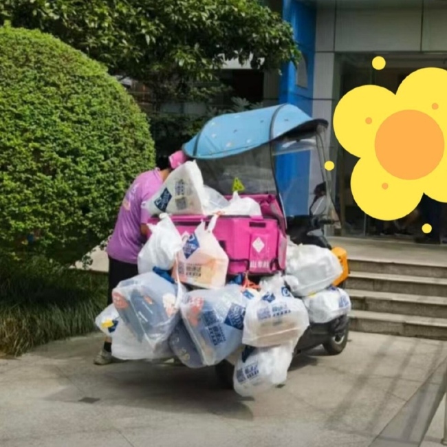山姆回应配送员电动车挂满货物 安全隐患引关注！
