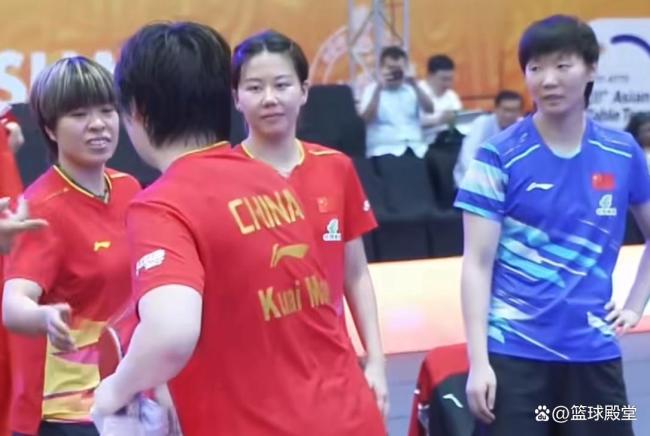 国乒女团高举国旗庆祝