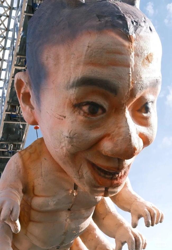 人体蜈蚣雕塑引景区致歉 争议作品已拆除
