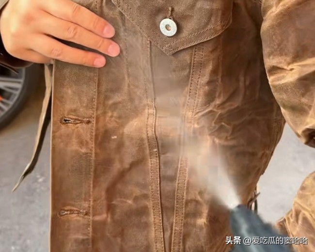 男子买的油蜡夹克硬得像密封袋，明星都爱这款“男人的盔甲”！