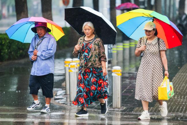 北京：今天白天多云间阴，最高气温20℃，夜间至17日上午有小雨，气温将明显下降