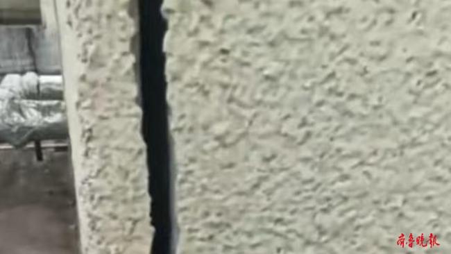 私挖地下室导致整楼开裂,唯有彻查涉事方背景 业主等待赔偿遇地震