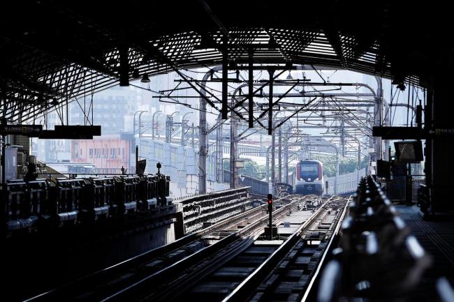 男子翻进轨道自杀 获救后反索赔百万