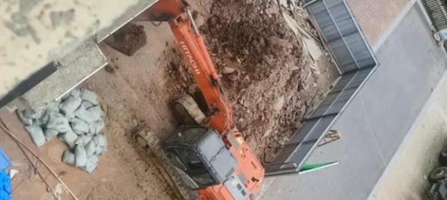 私挖地下室致32户房屋开裂 责任谁担？