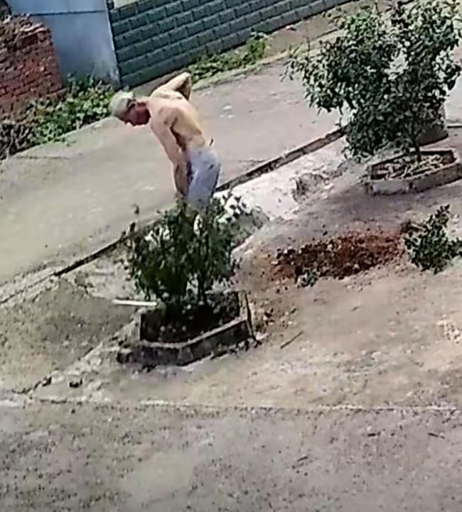 爷爷为了孙女好停车 挖平路边 隔辈亲的温暖举动