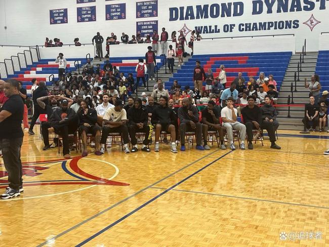 火箭新星高中球衣退役!全队到场合影祝贺 杜兰特暖心记录荣耀时刻