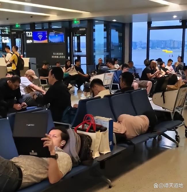 机场回应外籍旅客脱鞋躺卧占座 规则面前人人平等