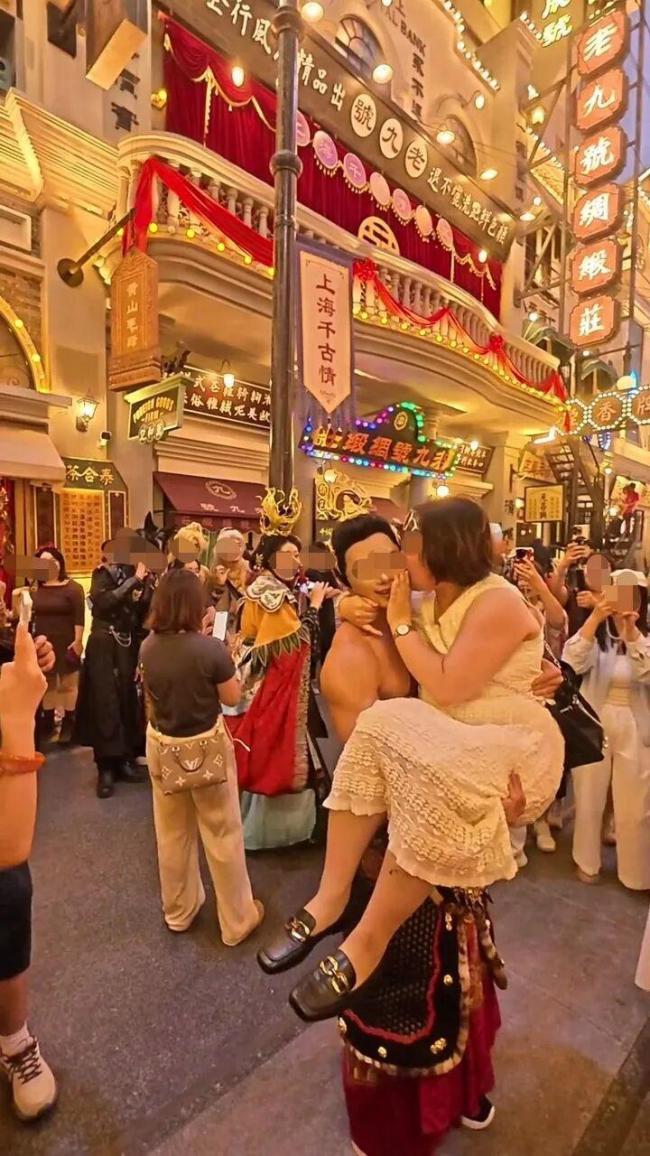 上海景区NPC公主抱女搭客疑被吻脸
