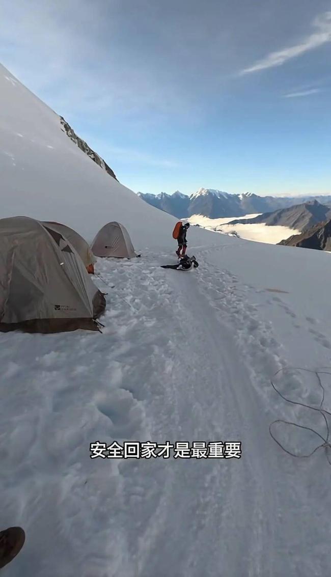 男孩在雪山海拔5500米处高反被救 众人协力救援