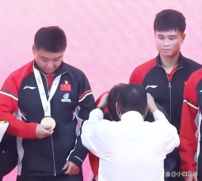 王楚钦让出C位 王皓骄傲满满庆祝亚锦赛冠军 国乒团结精神闪耀