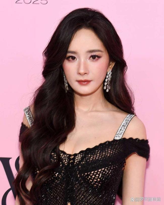 『杨幂』受邀出席今年维密大秀 优雅造型惊艳外媒