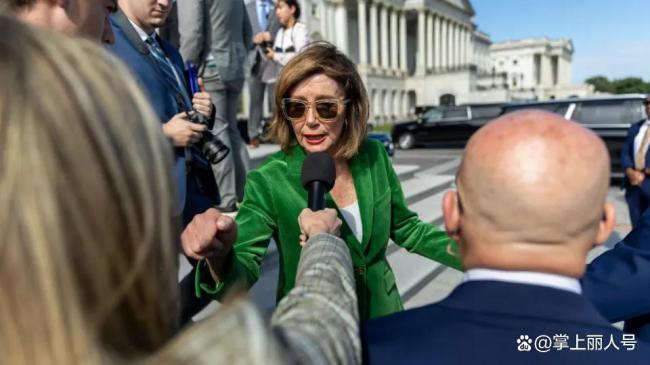 佩洛西手指记者破口大骂 情绪激烈回应挑衅