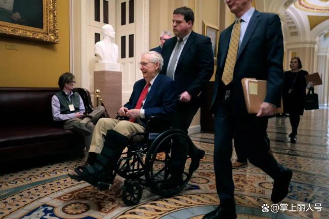 美国83岁参议员麦康奈尔在国会大厦走廊摔倒，在警卫和助手搀扶下站起 健康状况引担忧
