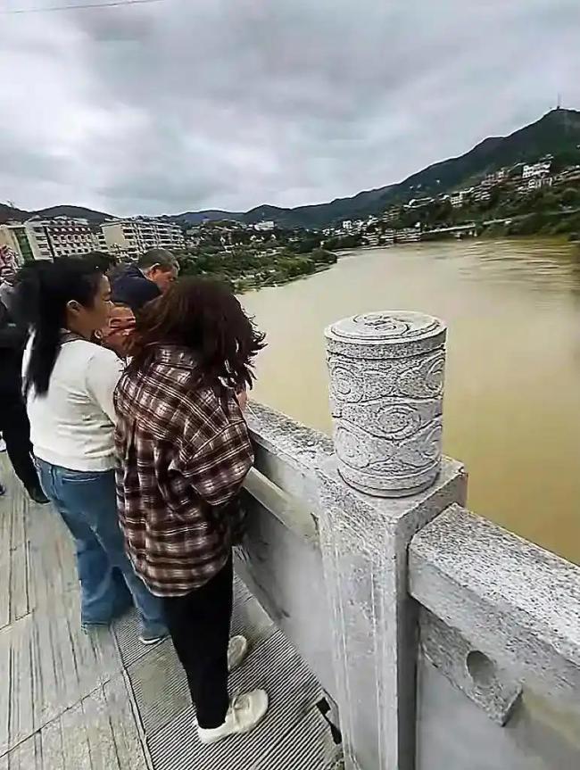 新郎婚礼当天跳河 母亲首度发声 事件内幕曝光
