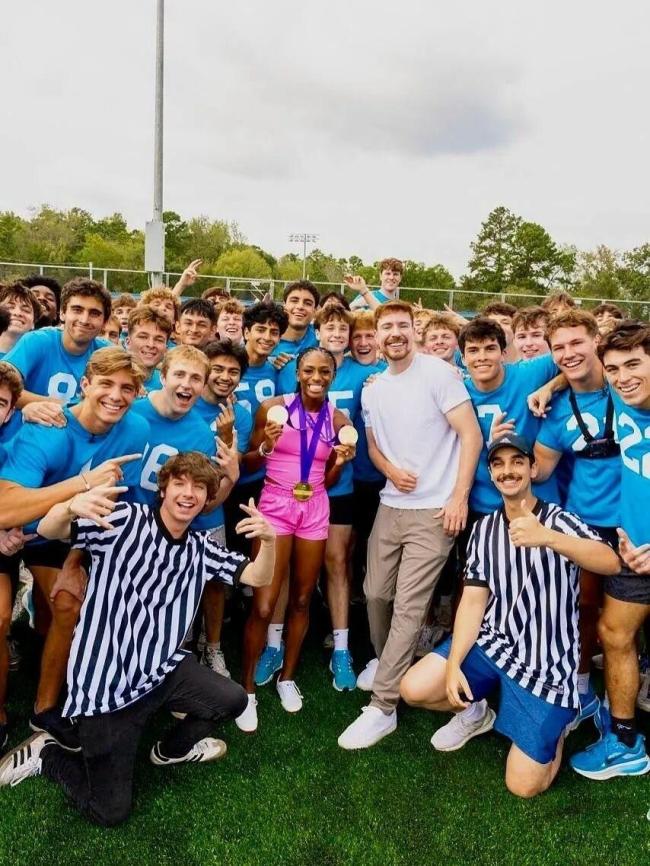 女子百米赛跑赢100名男大学生 女子百米三冠王再创神话!