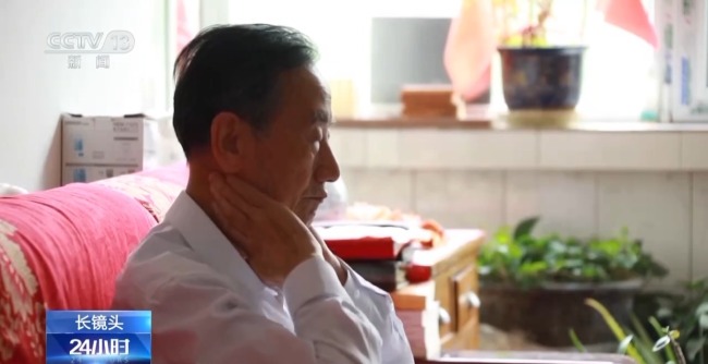 这条摘不下的“项链”成了他的光荣勋章
