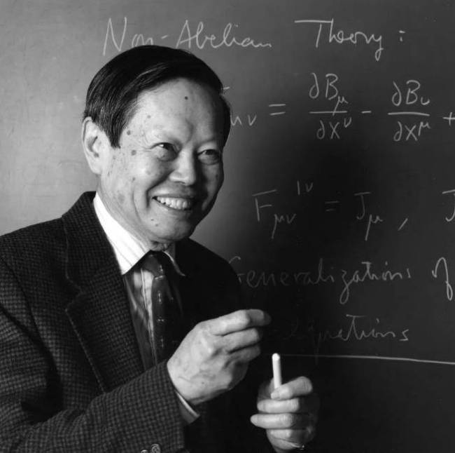 杨振宁与清华大学缘分贯穿一生 从少年梦到归根清华