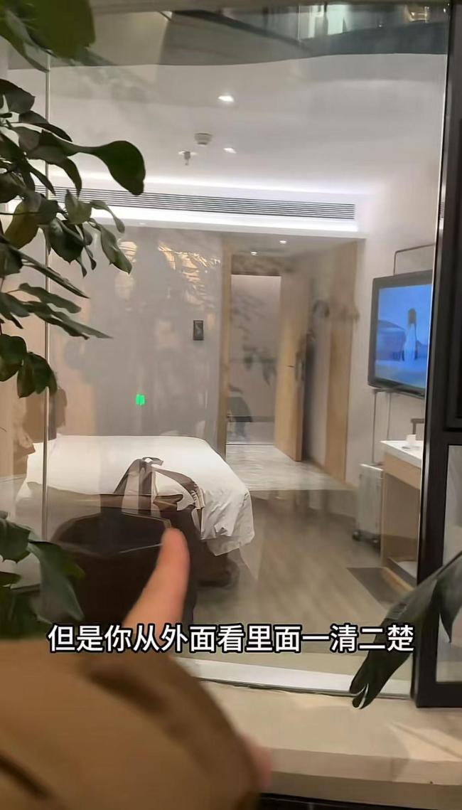 女子住酒店发现外面能高清观看室内