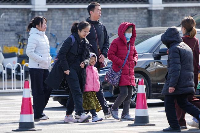 北京迎寒潮天气 市民添衣保暖