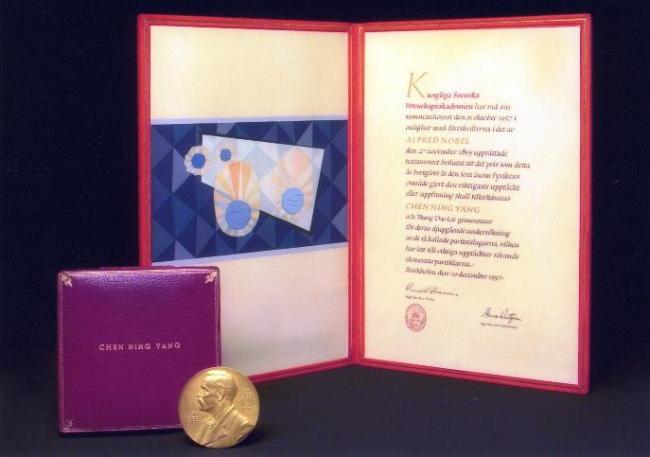 回顾杨振宁生平 传奇物理学家的辉煌一生