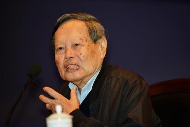 杨振宁80岁仍坚持授课 科学报国的坚韧诠释