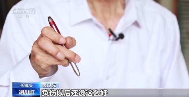 这条摘不下的“项链”成了他的光荣勋章