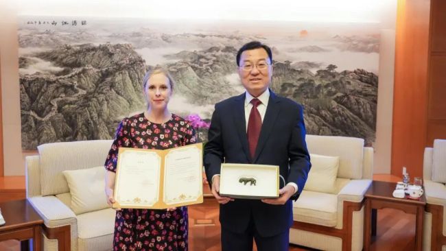中国驻美国大使谢锋接收美国民间机构返还的虎形牌饰文物 文物回归添彩中美交流