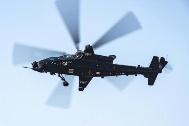 直升机实力演绎帅到飞起 多型直升机帅气亮相