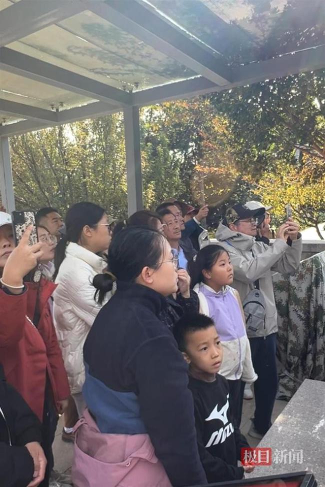 无名英雄广场雕像前鲜花排成长龙 市民缅怀烈士引发共鸣