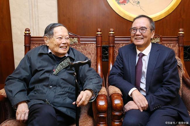 楊振寧在美辦公室有人凌晨獻(xiàn)花 赤子情懷跨越世紀(jì)